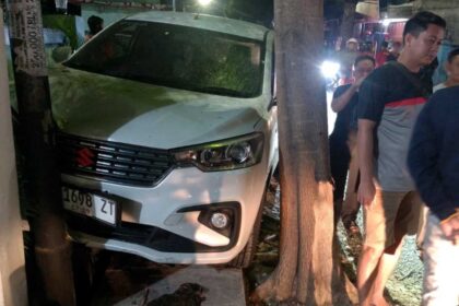 Insiden Maut di Jalan Raya Jombang Mobil Menyalip di Jalur Berlawanan, Pengendara Motor Terluka