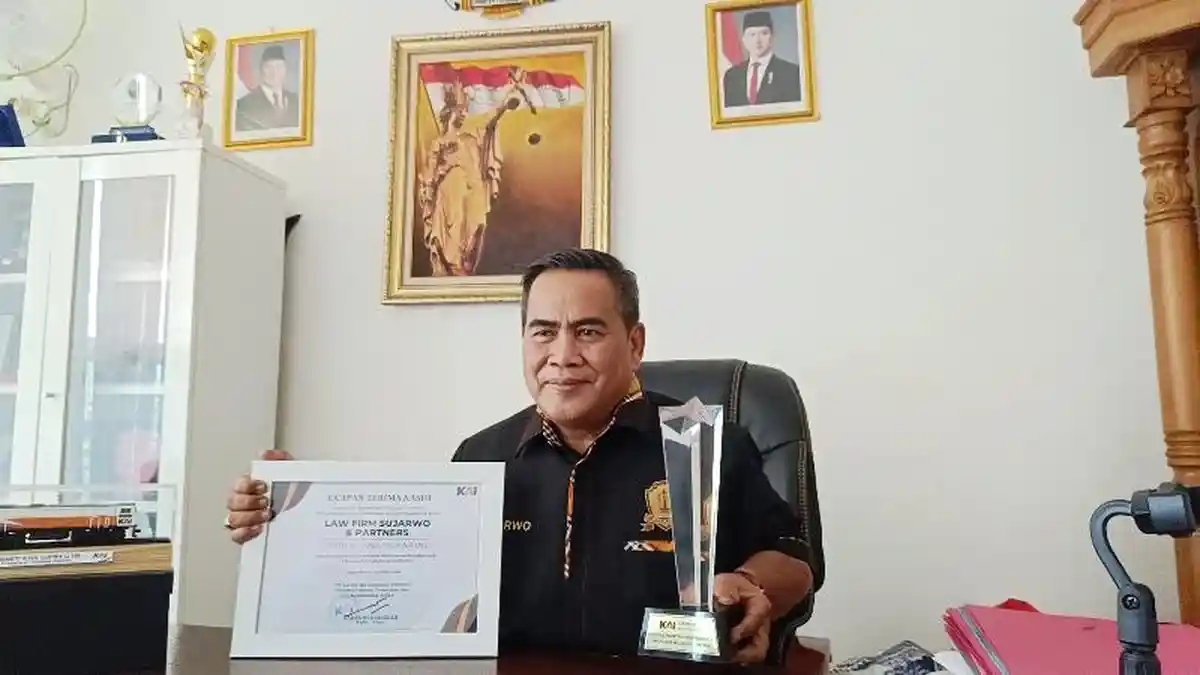 Kantor Hukum Sujarwo & Partners Raih Dua Penghargaan dari PT KAI atas Keberhasilan Penyelamatan Aset di Sumatra 1 Kantor Hukum Sujarwo & Partners Raih Dua Penghargaan dari PT KAI atas Keberhasilan Penyelamatan Aset di Sumatra