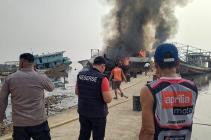 Kebakaran Dermaga Kaliadem: Tiga Kapal Ludes Dilahap Api di Pelabuhan Muara Angke 3 Kebakaran Dermaga Kaliadem Tiga Kapal Ludes Dilahap Api di Pelabuhan Muara Angke