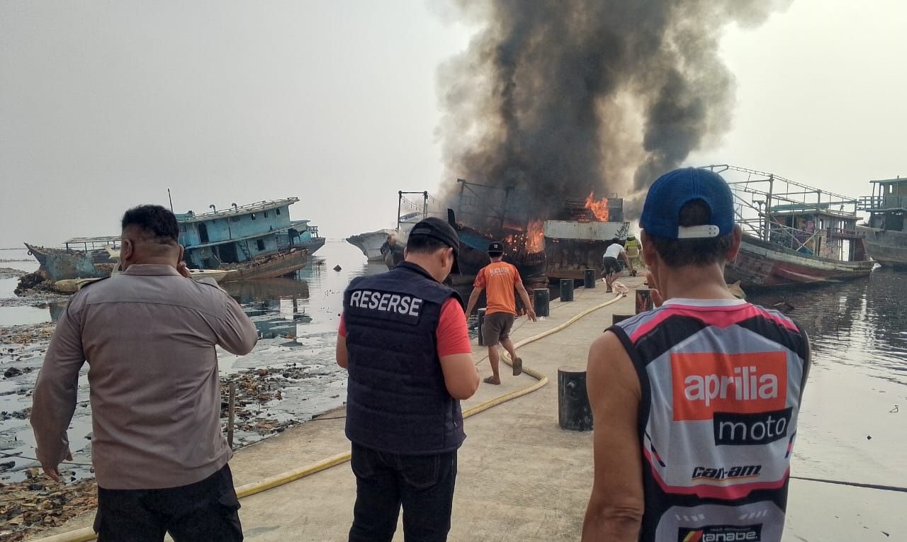 Kebakaran Dermaga Kaliadem: Tiga Kapal Ludes Dilahap Api di Pelabuhan Muara Angke 1 Kebakaran Dermaga Kaliadem Tiga Kapal Ludes Dilahap Api di Pelabuhan Muara Angke