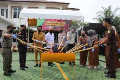 Kejari Aceh Jaya Musnahkan Barang Bukti 8 Perkara, Cegah Peredaran Kembali Narkotika dan Alat Kejahatan 2 Kejari Aceh Jaya Musnahkan Barang Bukti 8 Perkara, Cegah Peredaran Kembali Narkotika dan Alat Kejahatan