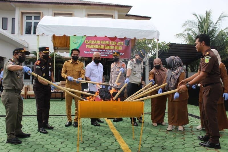 Kejari Aceh Jaya Musnahkan Barang Bukti 8 Perkara, Cegah Peredaran Kembali Narkotika dan Alat Kejahatan