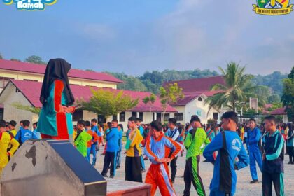 MPLS SMKN 3 Padangsidimpuan: Dari Senam Pagi hingga Pengenalan Jurusan, Ini Fokus Pembentukan Karakter di Hari Keempat 3 MPLS SMKN 3 Padangsidimpuan Dari Senam Pagi hingga Pengenalan Jurusan, Ini Fokus Pembentukan Karakter di Hari Keempat