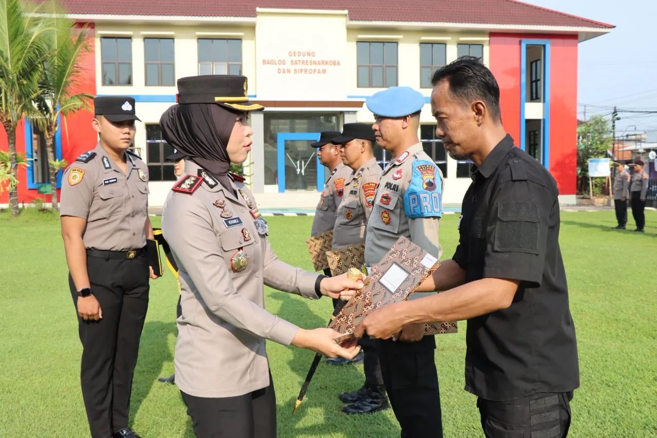 Polresta Batang Apresiasi 5 Personel Berprestasi, dari Pengungkapan Narkoba hingga Prestasi Olahraga 1 Polresta Batang Apresiasi 5 Personel Berprestasi, dari Pengungkapan Narkoba hingga Prestasi Olahraga