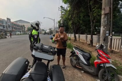 Satlantas Polres Karawang Galakkan Budaya Disiplin Berlalu Lintas di Jalan Raya Klari