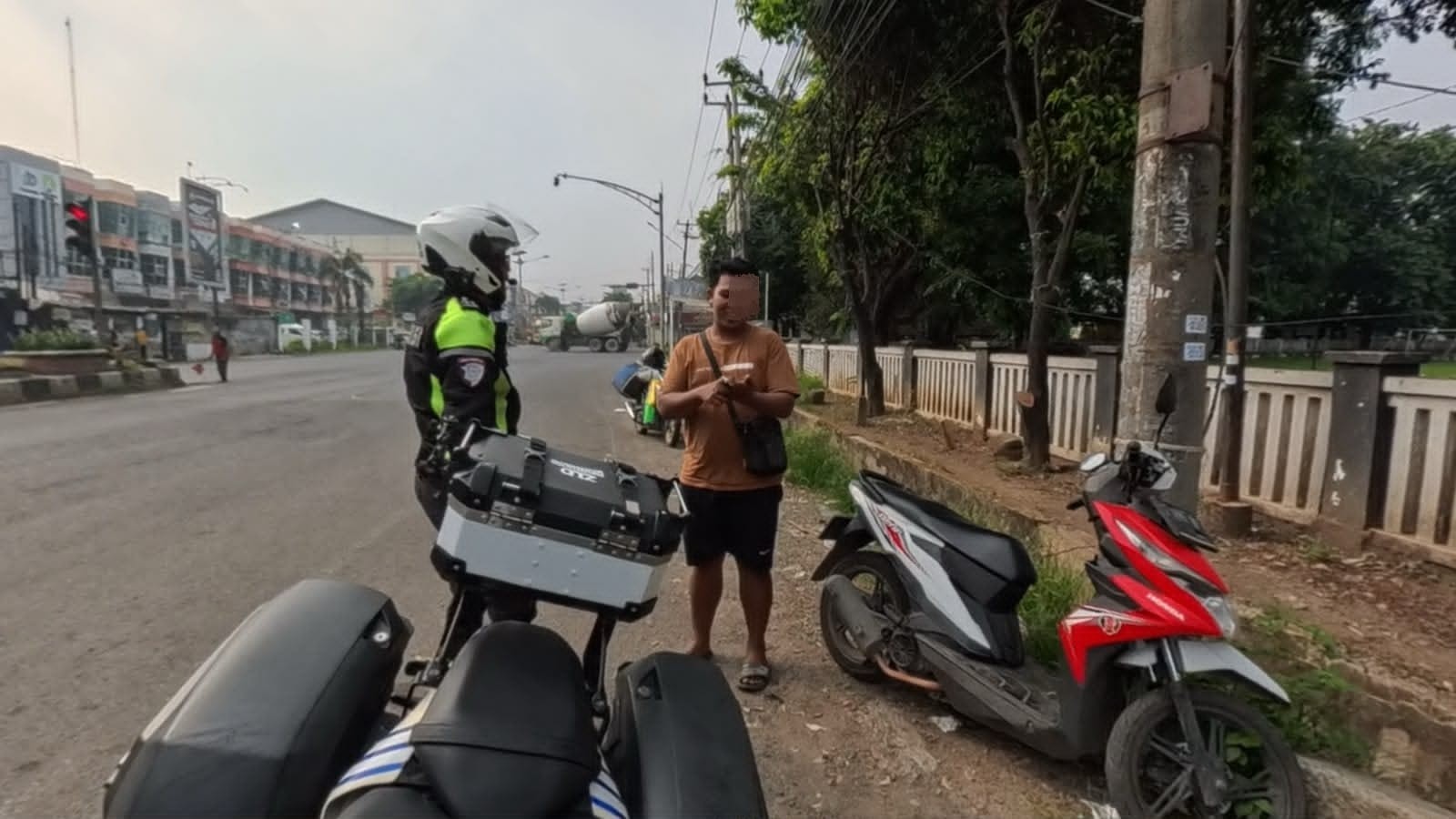 Satlantas Polres Karawang Galakkan Budaya Disiplin Berlalu Lintas di Jalan Raya Klari 1 Satlantas Polres Karawang Galakkan Budaya Disiplin Berlalu Lintas di Jalan Raya Klari