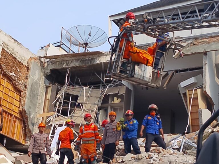 Tragedi Ledakan Gas di Medan: 3 Tewas Tertimbun Reruntuhan, Balita dan Dua Lainnya Selamat 1 Tragedi Ledakan Gas di Medan 3 Tewas Tertimbun Reruntuhan, Balita dan Dua Lainnya Selamat
