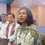 Warga Loloda Tengah Prentas Kapal di Tengah Gelombang, Irene Roba Dorong Perubahan Trayek Kapal Penyeberangan