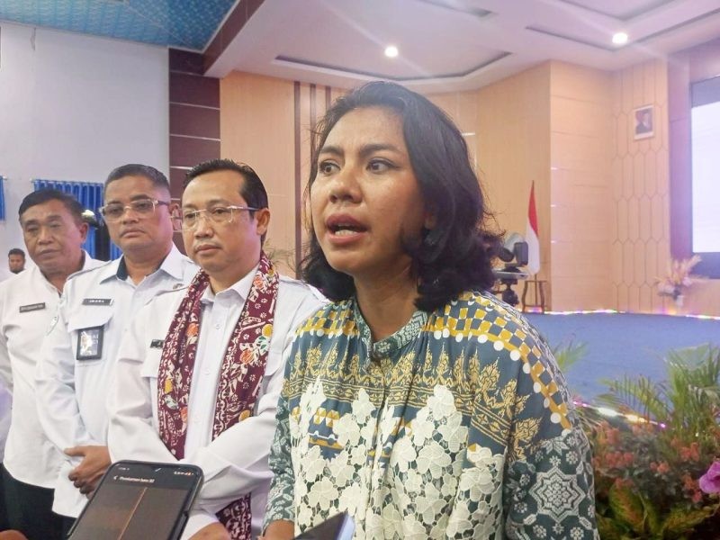 Warga Loloda Tengah Prentas Kapal di Tengah Gelombang, Irene Roba Dorong Perubahan Trayek Kapal Penyeberangan 1 Warga Loloda Tengah Prentas Kapal di Tengah Gelombang, Irene Roba Dorong Perubahan Trayek Kapal Penyeberangan